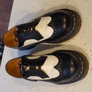 COPY - Sz 8 Dr. MARTENS black and white oxford style shoe, fits like lds sz 9